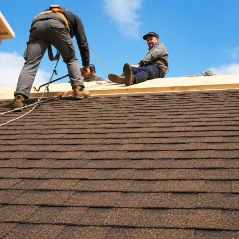 Artisan couvreur Lagorce réalisant la pose d'une toiture en tuiles