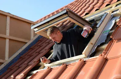 Pose de fenêtre de toit et velux par un couvreur à Lagorce